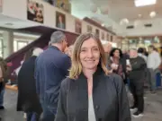 Christine Bost présente sa liste renouvelée à Eysines, malgré une interruption par des opposants à Emme