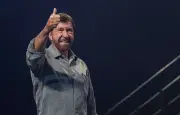 Chuck Norris hospitalisé à Hawaï après un malaise, l'acteur de 86 ans reste de bonne humeur