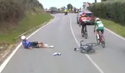 Chute spectaculaire de Michael Gogl à Tirreno-Adriatico : la moto frôle le coureur