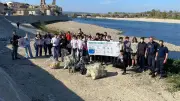 Collégiens mobilisés pour nettoyer les berges du Rhône et protéger les océans