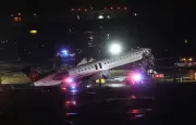 Collision à LaGuardia : un avion percute un véhicule de secours, l'aéroport fermé