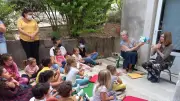 Contes bilingues en langage des signes captivent les enfants à la bibliothèque
