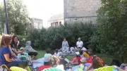Contes nu pieds à Saint-Chély-d'Apcher : une lecture en plein air pour les enfants