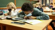 Covid-19 : fin du masque et assouplissement du dépistage envisagés dans les écoles