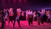 Des lycéens et professeurs montent sur scène avec des danseurs professionnels à Bagnols-sur-Cèze