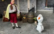 Disneyland Paris : Olaf, la marionnette robotique qui déçoit les fans