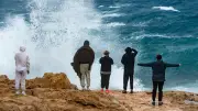 Drame à Algarrobo : une vague emporte une femme, quatre sauveteurs dont un influenceur périssent