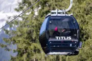 Drame à Engelberg-Titlis : une télécabine se décroche, un mort et des skieurs bloqués