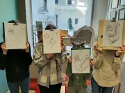 Emmanuelle Enfrin anime des ateliers artistiques pour tous pendant les vacances scolaires