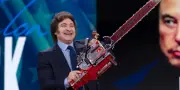 En Argentine, un artisan offre une tronçonneuse gravée au président Javier Milei