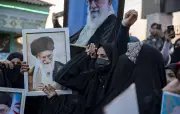 Iran : après la mort de Khamenei, Téhéran menace de représailles massives contre les États-Unis et Israël