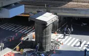 Japon : un mystérieux cylindre d'acier surgit du sol à Osaka, provoquant des embouteillages
