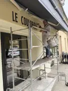 Jean Bataille, artisan bordelais, perpétue un héritage séculaire de peinture décorative