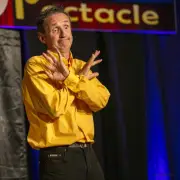 Jean-François Balerdi lance la saison culturelle de Mugron avec son spectacle « L’Heureux Tour ! »