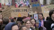Journée des droits des femmes : des milliers manifestent contre les inégalités et l'extrême droite