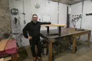 Jérémy Roy, artisan du sur-mesure en bois et acier, au salon Habitat du Périgord