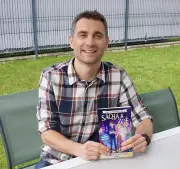 Julien Caillou crée une aventure illustrée et audio pour enfants avec 'Le Bouclier volé'