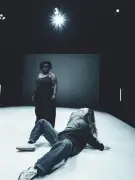 Julien Gaspar-Oliveri affronte le mur de l'inceste dans sa pièce 'La Gueule Ouverte'