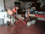 La décrue de la Charente s'accélère, le nettoyage commence avec l'aide des jeunes volontaires