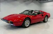 La Ferrari 308 GTS de Magnum, première voiture de la série, mise aux enchères