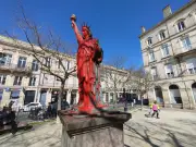 La statue de la Liberté de Bordeaux vandalisée : peinture rouge et mystère