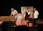 La troupe La Récréation triomphe à Mensignac avec une pièce intergénérationnelle