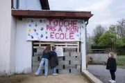 Landes : un mur de parpaings pour protester contre la fermeture d'une classe à l'école d'Arsague