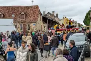 Lanouaille célèbre son ourse fleuri avec sept chars et une fête foraine
