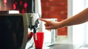 Lavage insolite de sous-vêtements à l'hôtel : l'astuce café qui divise les réseaux