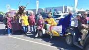Le Cerf de Servian brille à la Foire de Béziers lors d'un défilé totémique