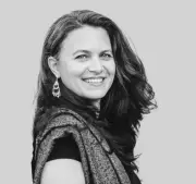 Le festival L'Émoi des mots présente 'La Tricoteuse de mots' à Labatut