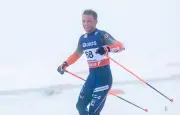 Le fondeur britannique Gabriel Gledhill crée la polémique en buvant pendant une course