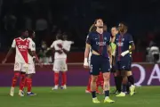 Le PSG chute face à Monaco et laisse Lens se rapprocher en Ligue 1