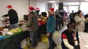 Le Secours Populaire illumine Noël pour 150 étudiants en précarité avec des colis festifs