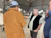 Le tailleur de pierre Sylvain Raud reçoit le Club pro des Vals de Saintonge