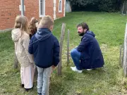 Le vigneron Julien Bonneau taille le Divin du Platin avec des enfants avant la réouverture de la chapelle
