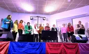 Les Amis de J.P. illuminent la salle des fêtes rénovée avec un spectacle de chansons françaises