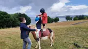 Les poneys enchantent les enfants au lac de Langogne en Lozère