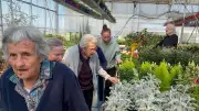 Les résidents de l'Ehpad Le Val d'Olt préparent le printemps aux Serres du Colombiès