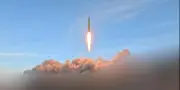 L'Iran annonce de nouveaux tirs de missiles sur Israël, des drones frappent l'aéroport du Koweït