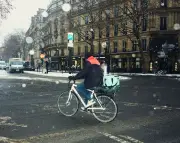 Livreurs à vélo : un rapport dénonce des conditions de travail désastreuses et un déni collectif