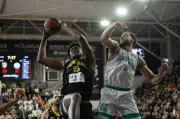 L'Élan Béarnais s'impose face au Stade Rochelais Basket dans un choc intense d'Élite 2