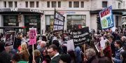 À Londres, des dizaines de milliers manifestent contre l'extrême droite