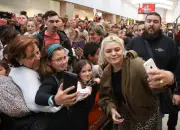 Louane offre un concert acoustique gratuit à Bordeaux, un moment magique pour ses fans