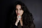 Louisa Yousfi explore l'exil et la pudeur dans 'La Grande Méthode'