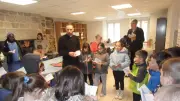 L'évêque de Mende rencontre les enfants du catéchisme à Saint-Chély-d'Apcher