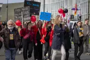 Manifestation festive à Bordeaux : 170 professionnels du social dénoncent les coupes budgétaires