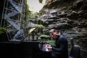 Marco Poingt, le pianiste alpiniste, donne des concerts à 100 mètres sous terre au gouffre de Padirac