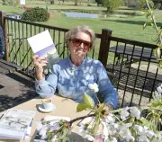 Marie-Isabelle Lompech présente ses 'Élucubrations de Tata Gaga' lors d'une dédicace réussie