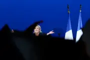Marine Le Pen défend ses élus qui décrochent le drapeau européen des mairies